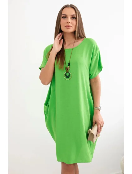 Šaty s vreckami a príveskom zelenej farby