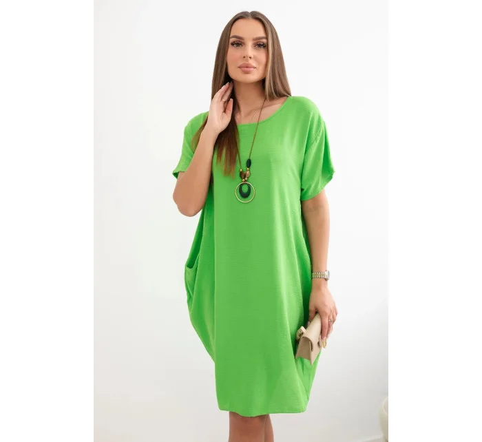 Šaty s vreckami a príveskom zelenej farby