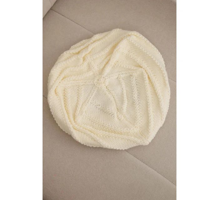 Dámská zimní pletená čepice volného střihu s ozdobným vzorem model 21878065 tmavé ecru - K-Fashion