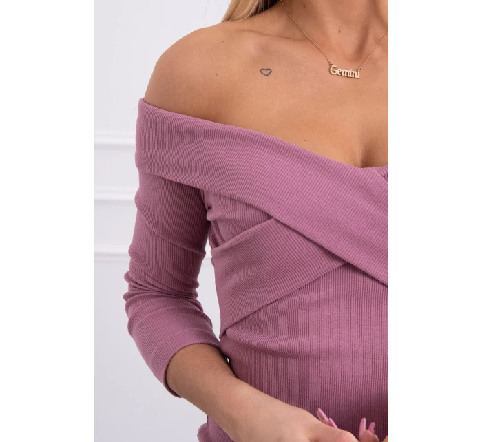 Přiléhavé šaty s výstřihem do V tmavě růžové