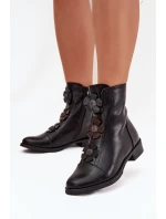 Zateplené dámské kotníkové boty na ploché podrážce s ozdobnými květinami černé model 21711102 - Boto Zateplené dámské kotníkové boty na ploché podrážce s ozdobnými květinami černé model 21711102 - Boto
