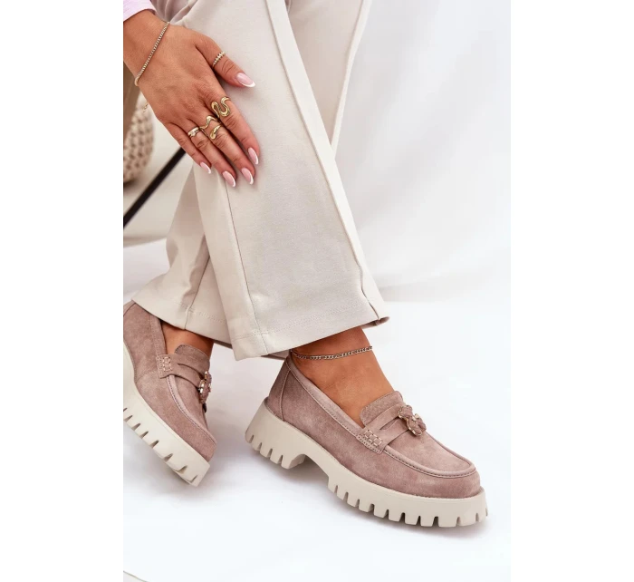 Dámske semišové mokasíny s ozdobným špendlíkom "Miś" Vinceza - béžové Dámske semišové mokasíny s ozdobným špendlíkom "Miś" Vinceza - béžové