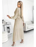 KLARA Béžové dámské plisované šaty s opaskem a výstřihem model 18462563 - numoco basic KLARA Béžové dámské plisované šaty s opaskem a výstřihem model 18462563 - numoco basic