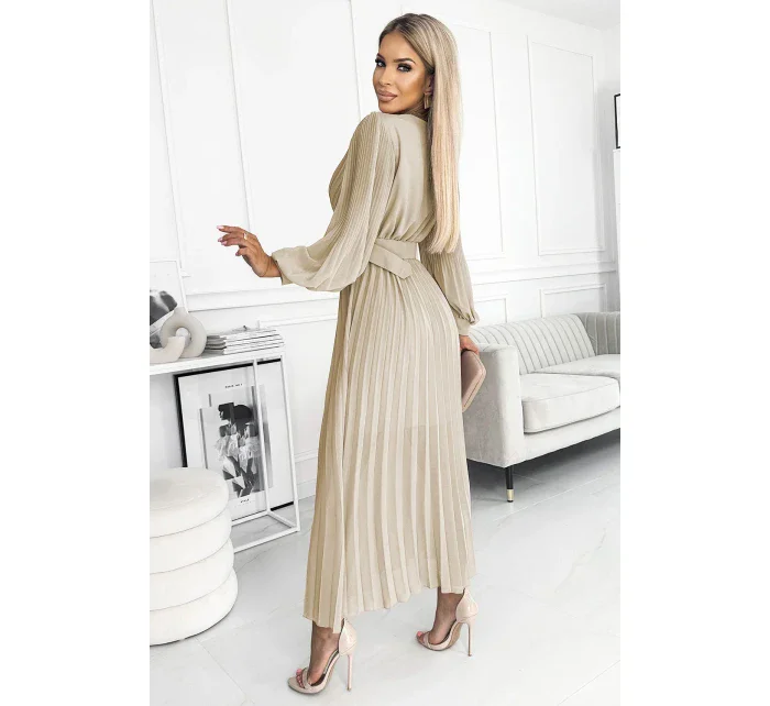 KLARA Béžové dámské plisované šaty s opaskem a výstřihem model 18462563 - numoco basic KLARA Béžové dámské plisované šaty s opaskem a výstřihem model 18462563 - numoco basic