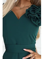 maxi šaty s květinou na a rozparkem lahvově zelené model 22108491 - numoco