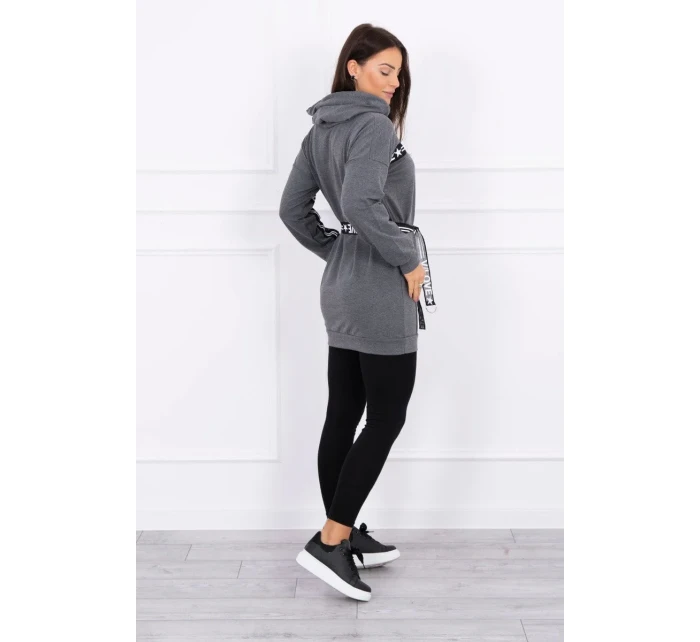 Šaty zdobené páskou grafitové barvy Šaty zdobené páskou grafitové barvy