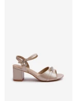 Dámské sandály z ekokože na podpatku s ozdobami zlaté model 21658156 - VINCEZA