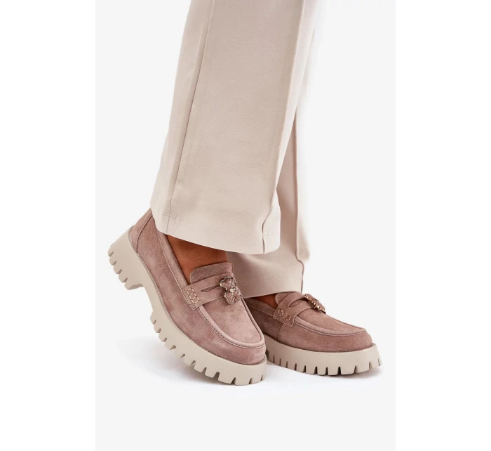 Dámske semišové mokasíny s ozdobným špendlíkom "Miś" Vinceza - béžové Dámske semišové mokasíny s ozdobným špendlíkom "Miś" Vinceza - béžové