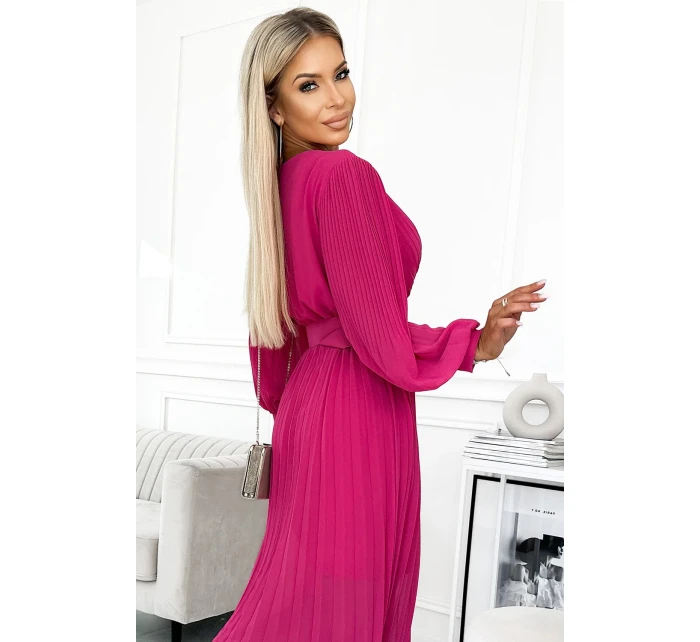 KLARA Dámské plisované šaty ve fuchsiové barvě s výstřihem a opaskem model 18389581 - numoco basic KLARA Dámské plisované šaty ve fuchsiové barvě s výstřihem a opaskem model 18389581 - numoco basic