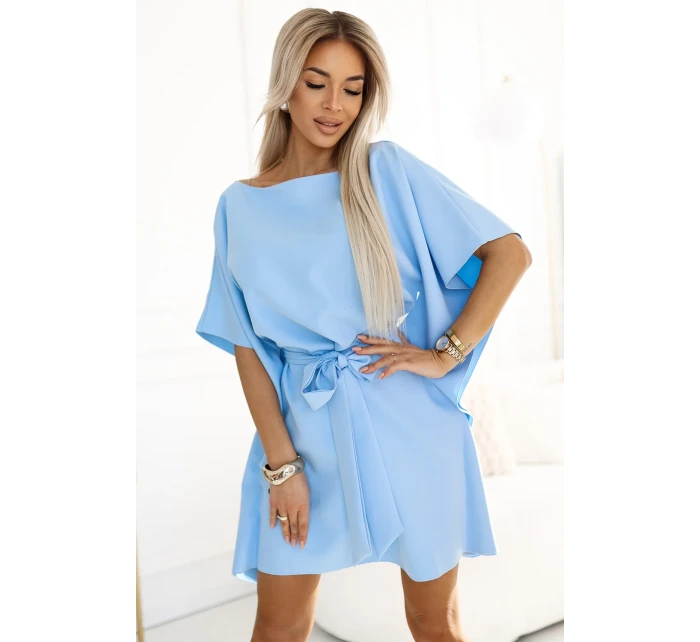 model 20916071 SOFIA Motýlí šaty se zavazováním v pase pastelově MODRÉ - numoco