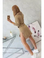 Šaty s delšími zády a barevným model 18745252 potiskem - K-Fashion Šaty s delšími zády a barevným model 18745252 potiskem - K-Fashion