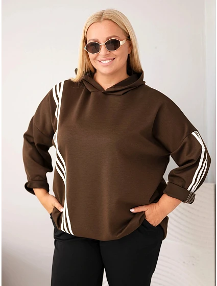 Dámska mikina z viskózy vo veľkosti plus size s kapucňou a ozdobnými pásikmi, hnedá
