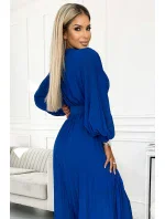 KLARA Dámské plisované šaty v chrpové barvě s výstřihem a opaskem model 18399723 - numoco basic KLARA Dámské plisované šaty v chrpové barvě s výstřihem a opaskem model 18399723 - numoco basic