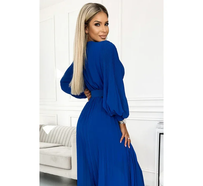 KLARA Dámské plisované šaty v chrpové barvě s výstřihem a opaskem model 18399723 - numoco basic KLARA Dámské plisované šaty v chrpové barvě s výstřihem a opaskem model 18399723 - numoco basic