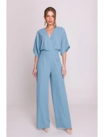 Kombinéza s širokými nohavicemi a výstřihem nebesky modrá model 20966157 - STYLOVE Kombinéza s širokými nohavicemi a výstřihem nebesky modrá model 20966157 - STYLOVE