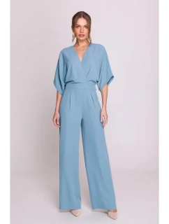 Kombinéza s širokými nohavicemi a výstřihem nebesky modrá model 20966157 - STYLOVE
