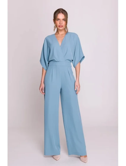 Kombinéza s širokými nohavicemi a výstřihem nebesky modrá model 20966157 - STYLOVE Kombinéza s širokými nohavicemi a výstřihem nebesky modrá model 20966157 - STYLOVE