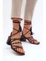 Šnurovacie sandále na nízkom podpätku zdobené čiernymi cvočkami Chrisele Šnurovacie sandále na nízkom podpätku zdobené čiernymi cvočkami Chrisele