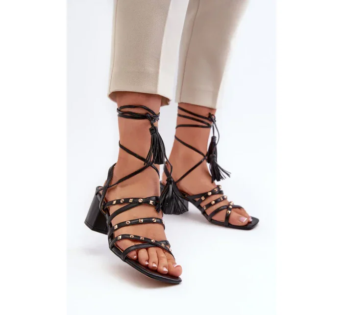 Šnurovacie sandále na nízkom podpätku zdobené čiernymi cvočkami Chrisele Šnurovacie sandále na nízkom podpätku zdobené čiernymi cvočkami Chrisele