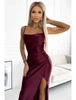 Dlouhé dámské saténové šaty ve vínové bordó barvě s rozparkem na noze model 19078225 - numoco