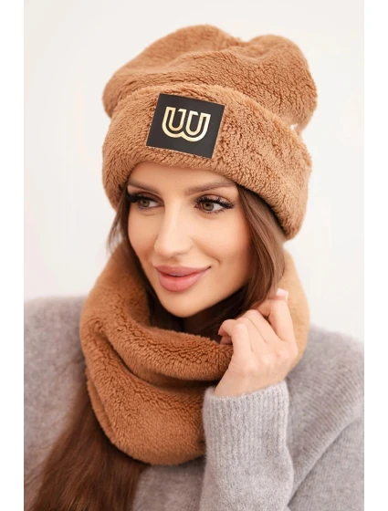 Dámská model 21495017 souprava čepice a nákrčník s ozdobnou nášivkou camelový - K-Fashion