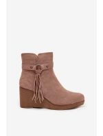 Zateplené dámské kotníkové boty na platformě s třásněmi béžové model 21711536 - Boto Zateplené dámské kotníkové boty na platformě s třásněmi béžové model 21711536 - Boto
