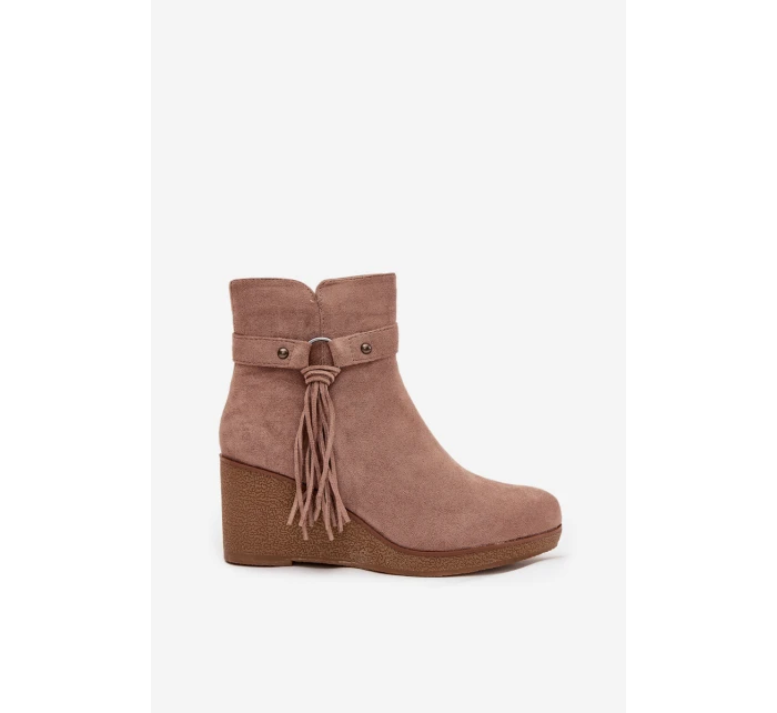 Zateplené dámské kotníkové boty na platformě s třásněmi béžové model 21711536 - Boto Zateplené dámské kotníkové boty na platformě s třásněmi béžové model 21711536 - Boto