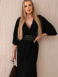 Mušelínové šaty s výšivkou v páse čiernej farby