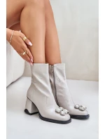 Lakované Dámské Boty Na Podpatku S Dekorací model 21675875 Světle Šedé D&A - S.Barski Lakované Dámské Boty Na Podpatku S Dekorací model 21675875 Světle Šedé D&A - S.Barski