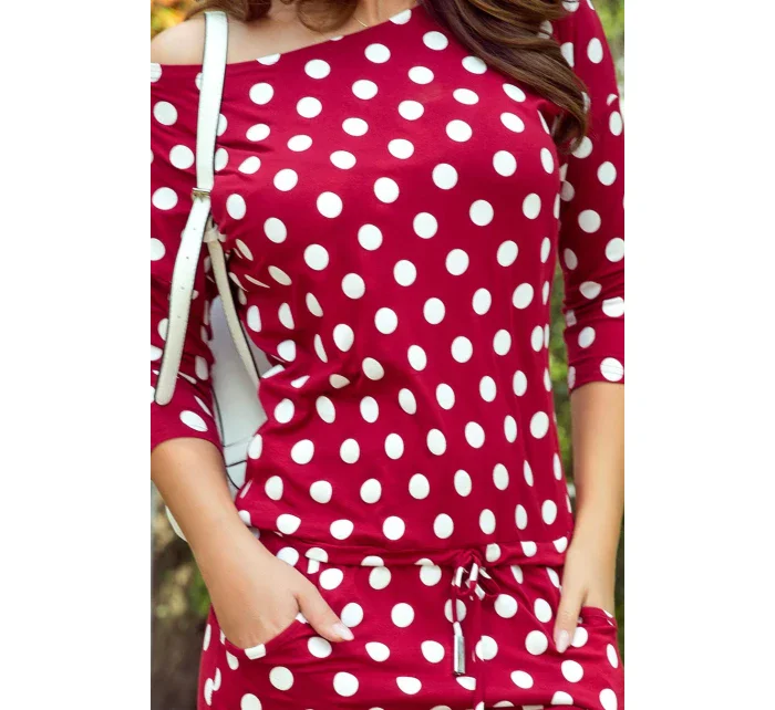 Dámske športové šaty v bordovej farbe s bodkami, zaväzovaním a kapsičkami 13-111