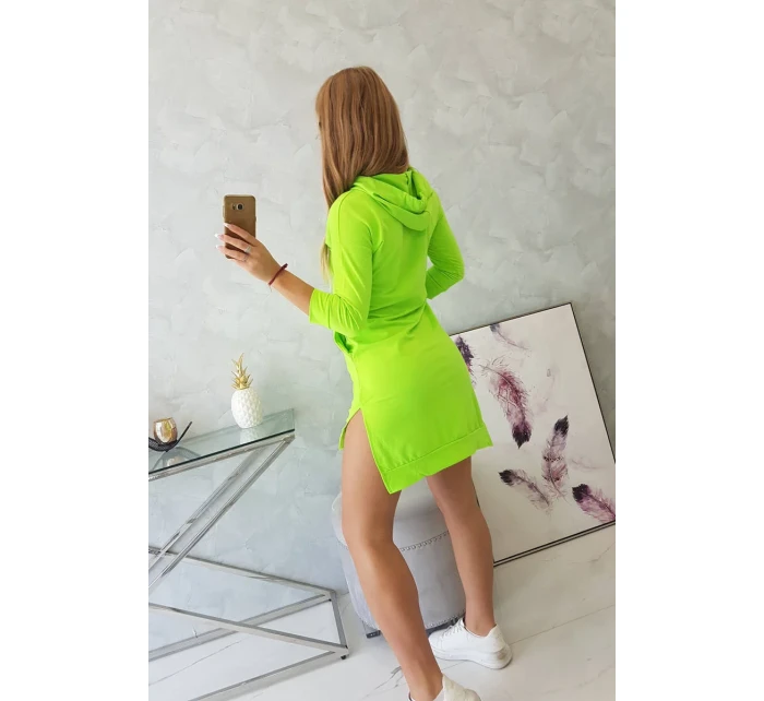 Šaty s dlhším chrbtom a farebnou neónovou potlačou Šaty s dlhším chrbtom a farebnou neónovou potlačou