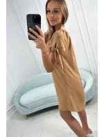 Šaty s vázanými rukávy v kamelové barvě Šaty s vázanými rukávy v kamelové barvě