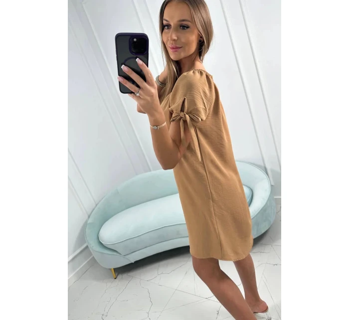 Šaty s vázanými rukávy v kamelové barvě Šaty s vázanými rukávy v kamelové barvě