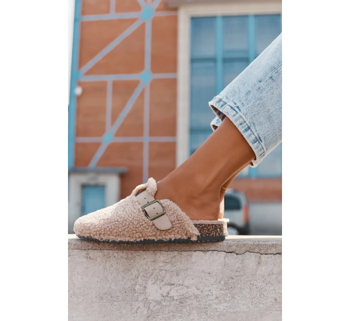 Dámské pantofle s kožíškem typu Béžové model 21709362 - Boto Dámské pantofle s kožíškem typu Béžové model 21709362 - Boto