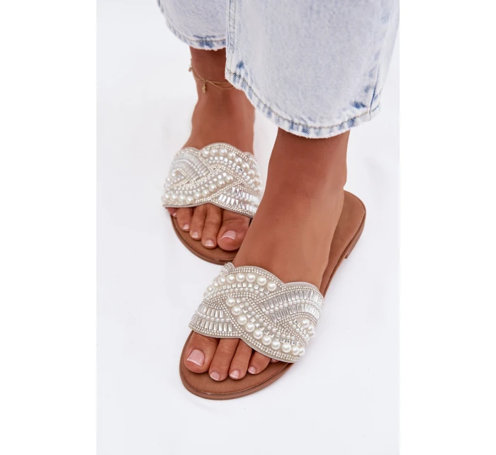 Zdobené pantofle na ploché podrážce stříbrné Dovima Zdobené pantofle na ploché podrážce stříbrné Dovima