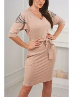 Šaty s krídlami na ramenách béžovej