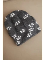 Dámská zimní čepice z vlny s krystaly model 21750430 grafitová - K-Fashion Dámská zimní čepice z vlny s krystaly model 21750430 grafitová - K-Fashion