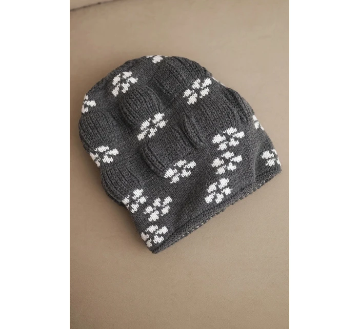 Dámská zimní čepice z vlny s krystaly model 21750430 grafitová - K-Fashion Dámská zimní čepice z vlny s krystaly model 21750430 grafitová - K-Fashion