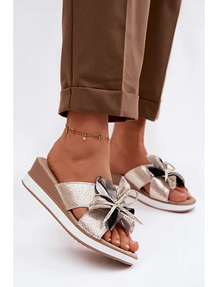 Kožené nazouváky na platformě s květem  Zlaté model 22100377 - S.Barski