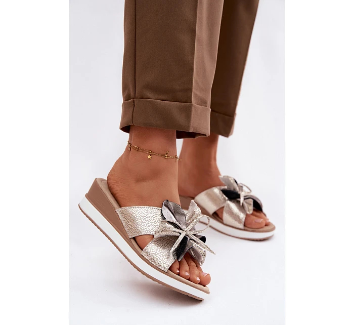 Kožené nazouváky na platformě s květem  Zlaté model 22100377 - S.Barski