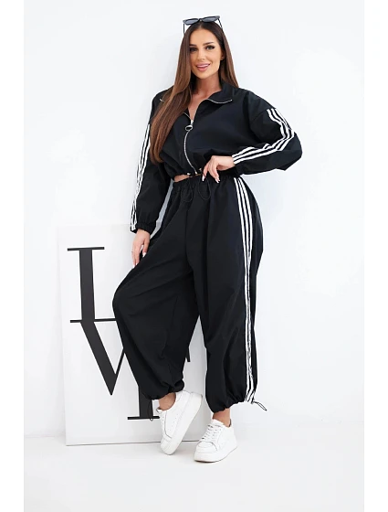 Dámský bavlněný komplet s oversized kalhotami a model 22294718 pruhy černý - K-Fashion Dámský bavlněný komplet s oversized kalhotami a model 22294718 pruhy černý - K-Fashion