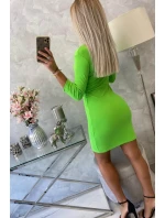 Priliehavé šaty so zeleným neónovým výstrihom