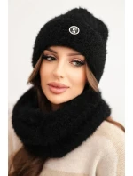 Dámska zimná čiapka a šál s ozdobným emblémom čierna