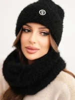 Dámska zimná čiapka a šál s ozdobným emblémom čierna