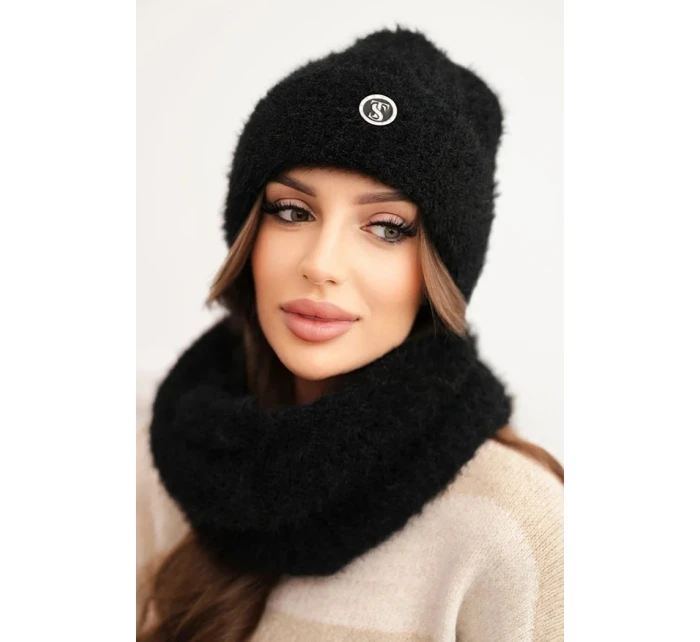Dámska zimná čiapka a šál s ozdobným emblémom čierna