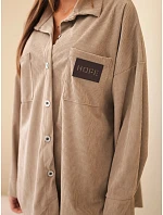 Dámská košile oversize z model 22550906 z kapsami a dlouhým rukávem bavlněná camelová - K-Fashion Dámská košile oversize z model 22550906 z kapsami a dlouhým rukávem bavlněná camelová - K-Fashion