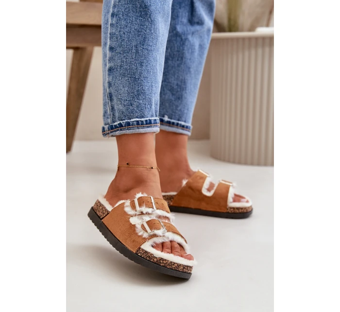 Dámské Pantofle S Přezkami A Kožíškem Camel model 21670224 - Boto Dámské Pantofle S Přezkami A Kožíškem Camel model 21670224 - Boto