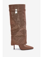 Ozdobené nazouvací kozačky na jehlovém podpatku s ohrnutým svrškem hnědé model 21677841 - Boto