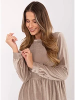 Sukienka model 21399587 ciemny bezowy - FPrice Sukienka model 21399587 ciemny bezowy - FPrice