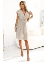 424-7 Šifónové plisované šaty s výstrihom a volánmi - BEACH